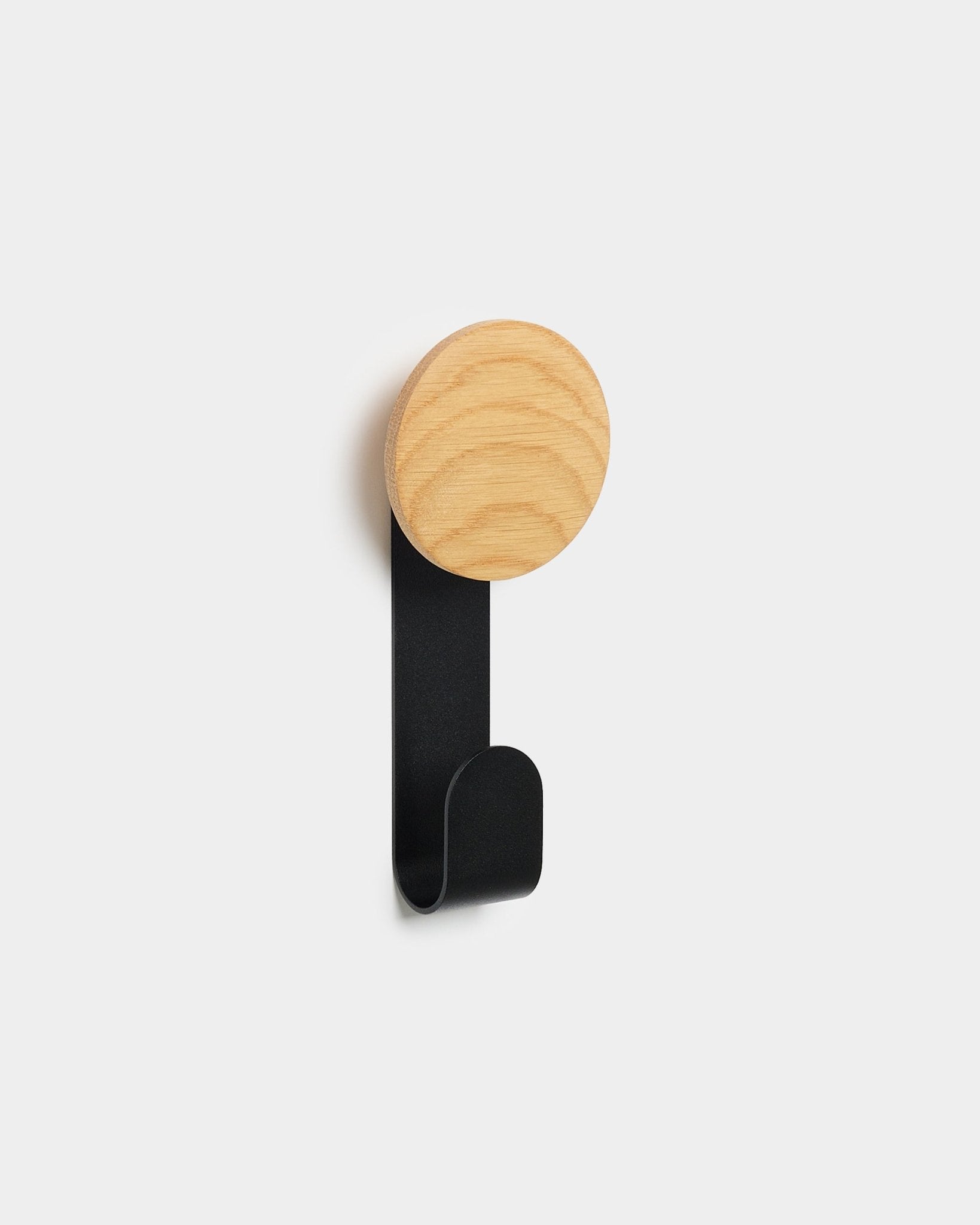 Linn Vertical Hanger fra WoodUpp med rund natural oak topp og black metallkrok, laget for å henge tilbehør på Akupanels Nordic akustiske trepaneler.